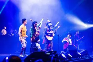 Teatro Mágico retorna ao Vale do Paraíba com show histórico