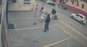 Morador de rua entra em surto, quebra vidraças e assusta população do Alto da Ponte em São José dos Campos