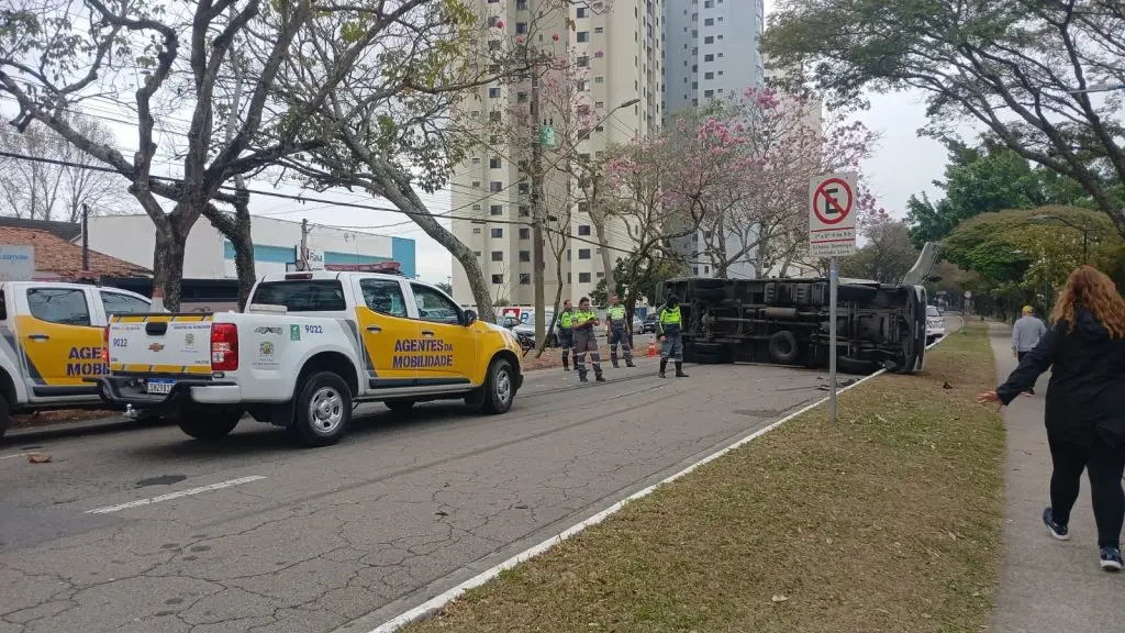 Acidente entre viatura da PM e caminhão interdita avenida Cidade Jardim