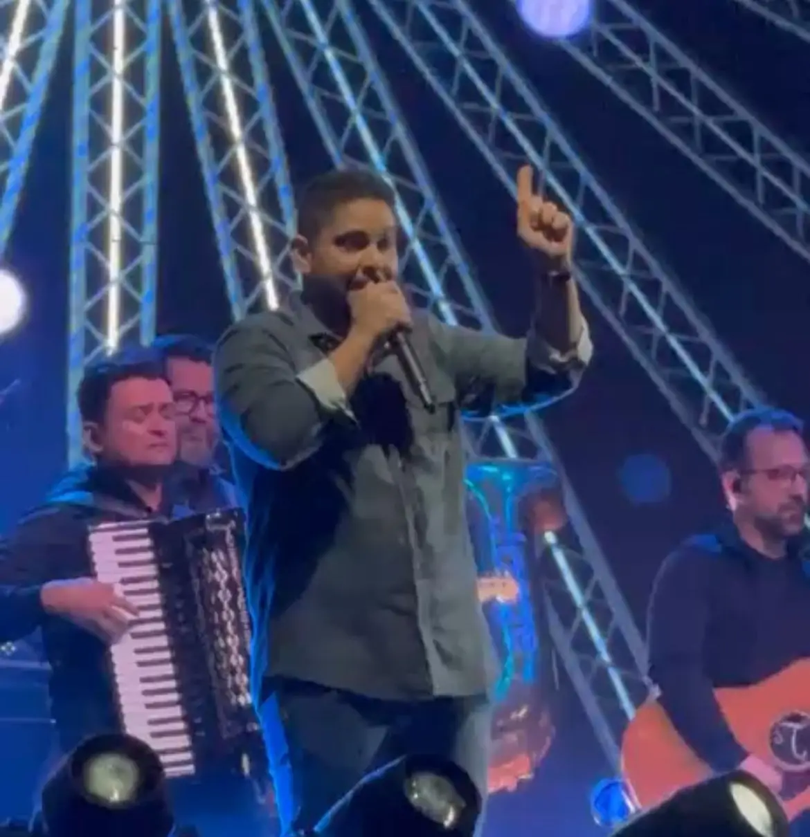 Dupla Jorge e Mateus reúne mais de 30 mil pessoas na Jacareí Expo Agro