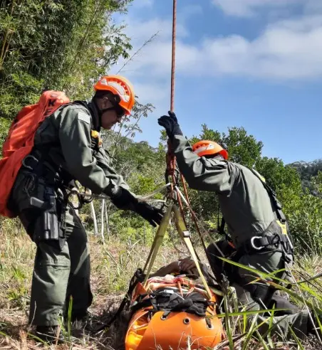 Homem sofre queda em área de mata densa em Ubatuba e é resgatado de helicóptero