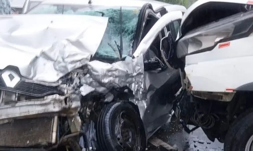 Acidente entre dois carros e caminhão deixa dois feridos graves na Rio-Santos, em Ubatuba