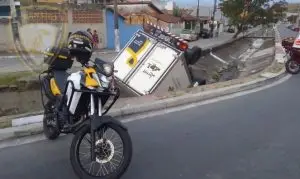 Caminhão desgovernado desce rua e cai em córrego em São Sebastião