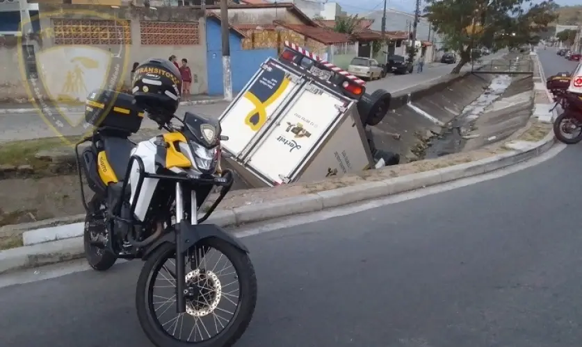 Caminhão desgovernado desce rua e cai em córrego em São Sebastião
