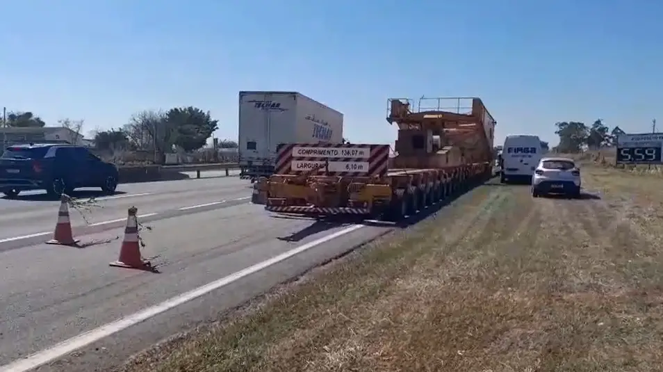 Após trocas de pneus, carreta gigante na Via Dutra estaciona em Canas!
