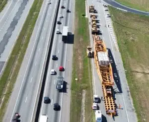 Carreta gigante na Via Dutra para em São José dos Campos durante transporte histórico