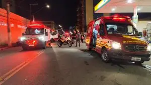 Colisão entre motos deixa duas pessoas feridas no centro de Caraguá