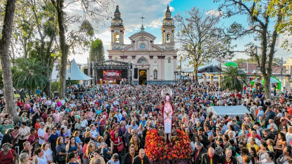 Dia do Senhor Bom Jesus é celebrado em Tremembé com procissão, missa e shows. Festa segue com programação até domingo.