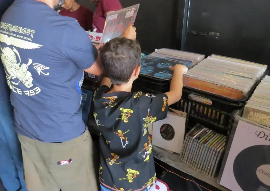 Feira de Vinil reúne mais de 10 mil LPs e tributo a Ozzy em São José dos Campos neste sábado, véspera do Dia dos Pais.