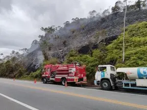 Incêndio em vegetação mobiliza bombeiros e caminhão-pipa no Morro do Areal, em Ubatuba