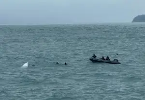 Lancha que naufragou é encontrada na costa sul de São Sebastião