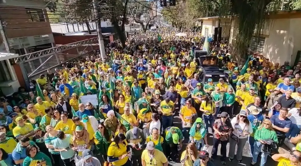Manifestações pró-Bolsonaro reúnem multidão em São José dos Campos