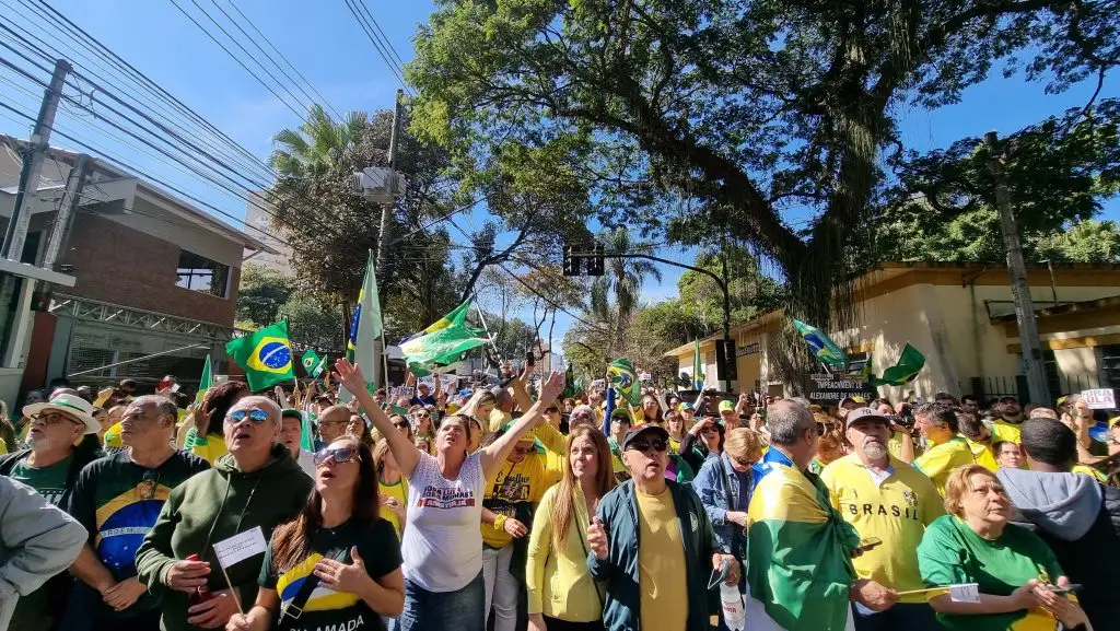 Manifestações pró-Bolsonaro reúnem multidão em São José dos Campos