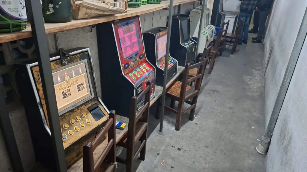 Máquinas de jogos de azar são apreendidas no Jardim Motorama, em São José, após denúncia anônima à Polícia Militar.