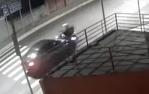 Motociclista é atropelado na avenida JK por carro que furou sinal vermelho