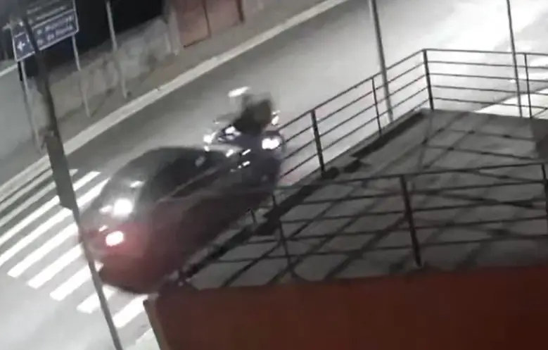 Motociclista é atropelado na avenida JK por carro que furou sinal vermelho