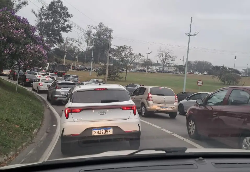 Trânsito na zona leste trava ruas do Vista Verde e Motorama