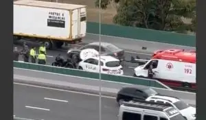 Um acidente no Anel Viário nesta terça (26) gerou congestionamento e mobilizou Samu, PM e agentes de mobilidade.