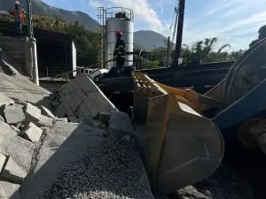 Queda de muro em São Sebastião deixa caminhoneiro ferido e mobiliza Corpo de Bombeiros