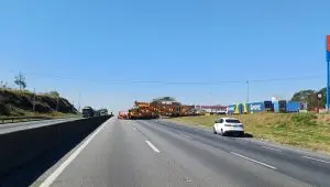 Carga especial que transita pela Via Dutra enfrenta problemas técnicos e adia viagem