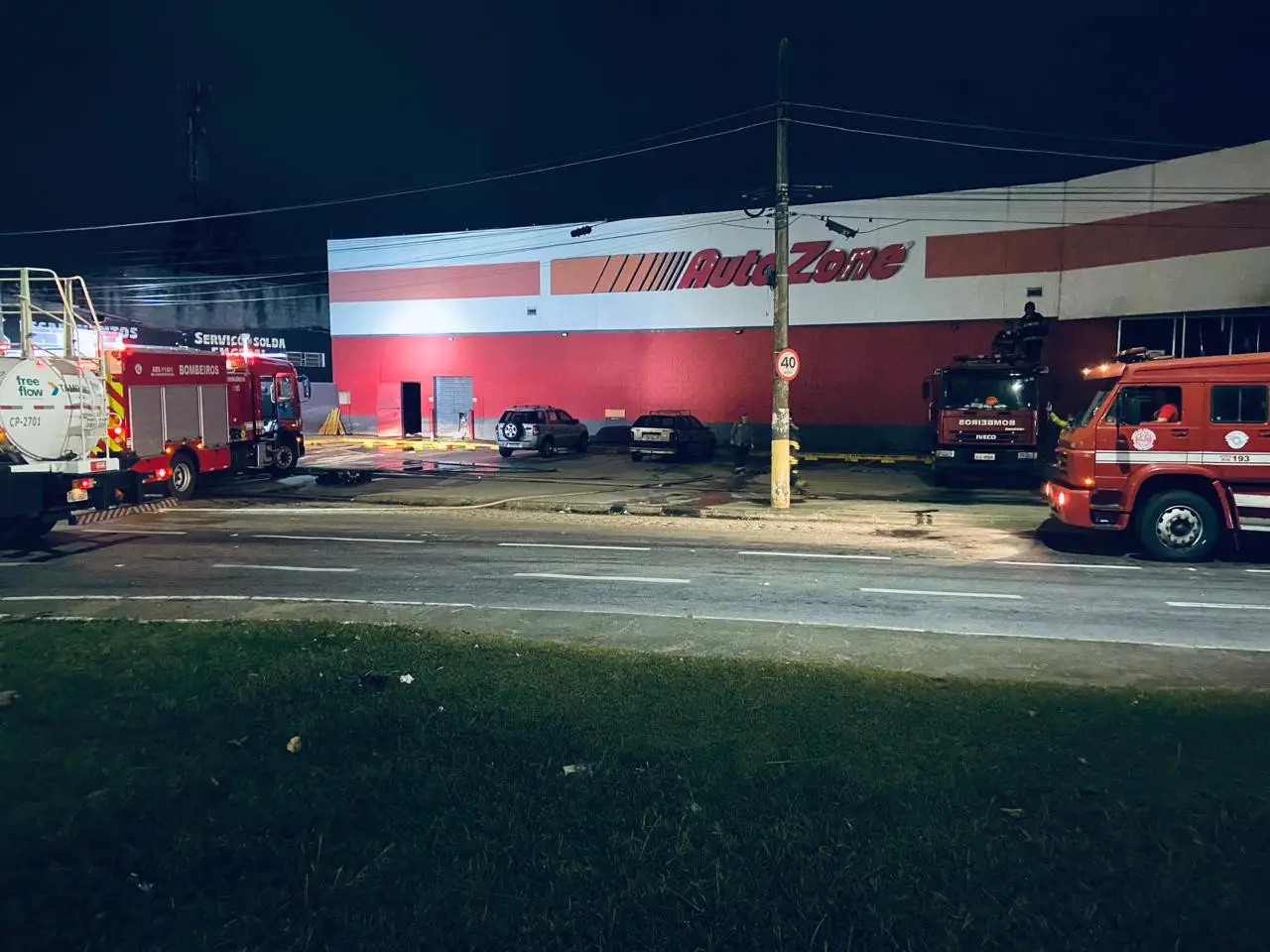 Incêndio de grandes proporções em loja de auto peças em Caraguatatuba mobiliza Corpo de Bombeiros 