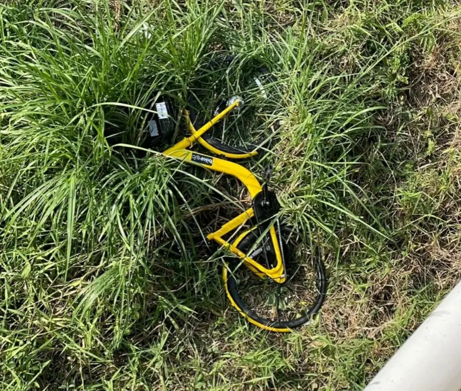 Bicicleta pública é encontrada jogada em córrego no Jardim Satélite, em São José