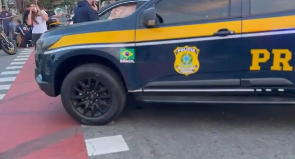 Apreensão de drogas em São José teve PRF e ROMU em ação conjunta que prendeu dois homens, recuperou carro roubado e arma.