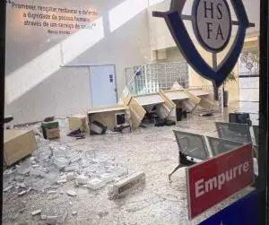 Pai revoltado quebra vidro da recepção de hospital em Jacareí após a morte do filho
