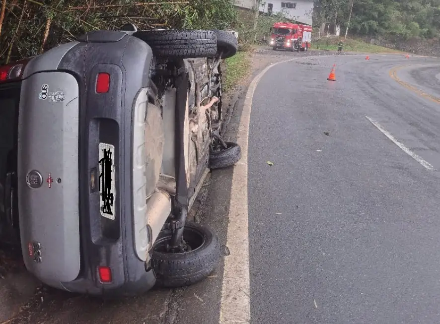 Carro com mulher grávida tomba na Rio-Santos neste sábado!