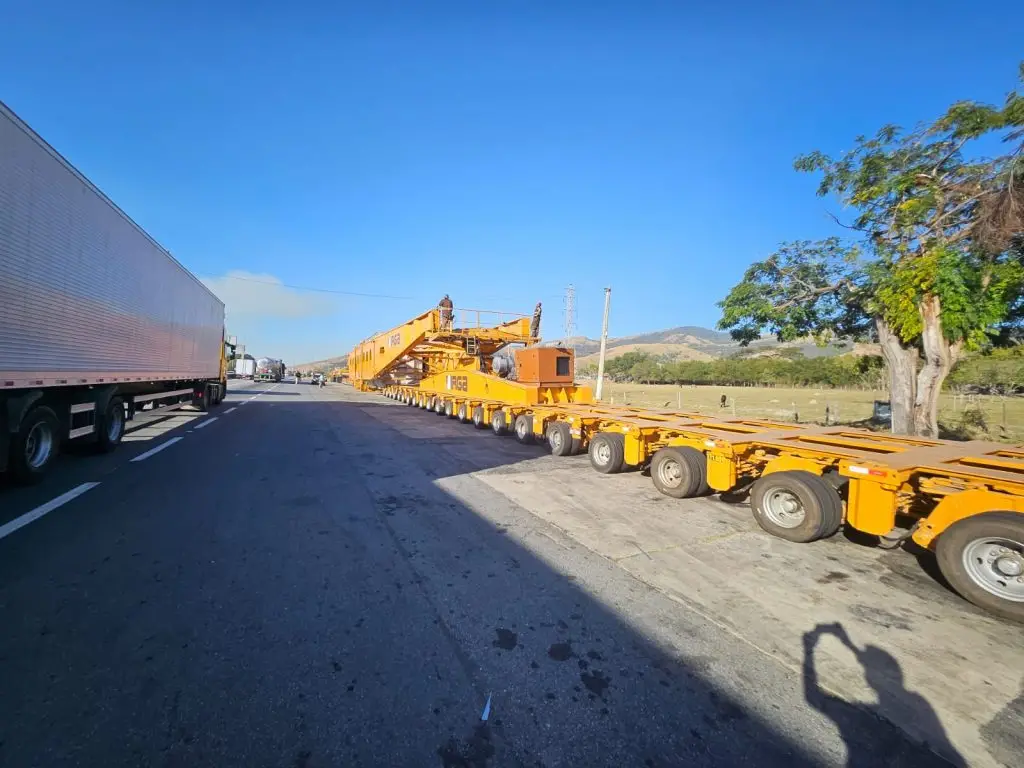 Após pane mecânica, carreta gigante segue pela Via Dutra e para em Roseira