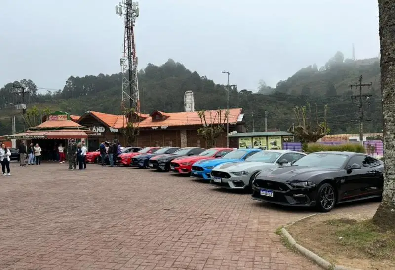 Encontro de Mustangs arrecada brinquedos para o Dia das Crianças em Campos do Jordão