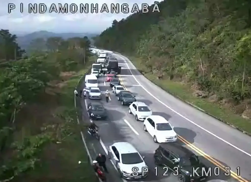 Acidente na estrada de Campos do Jordão deixa feridos e interdita via