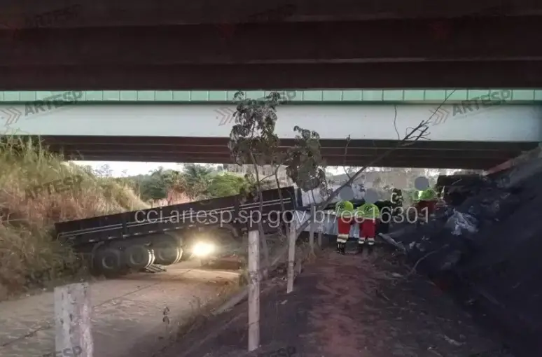 Motorista morre após caminhão despencar de viaduto na Carvalho Pinto em Jacareí