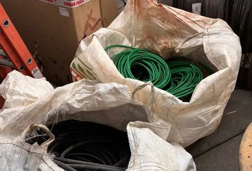 Dupla é presa ao tentar furtar 460 kg de fios de cobre de indústria