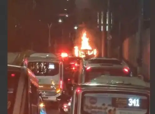 Incêndio em veículo na avenida Pedro Friggi, Vista Verde, interditou a pista e causou grande congestionamento em São José dos Campos.