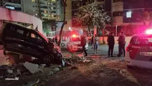Motorista perde o controle e carro quebra muro no Jardim Aquarius