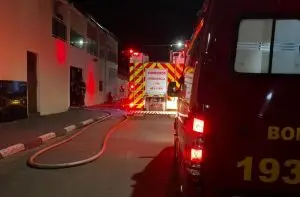 Loja de ferramentas pega fogo no Morro do Algodão em Caraguatatuba