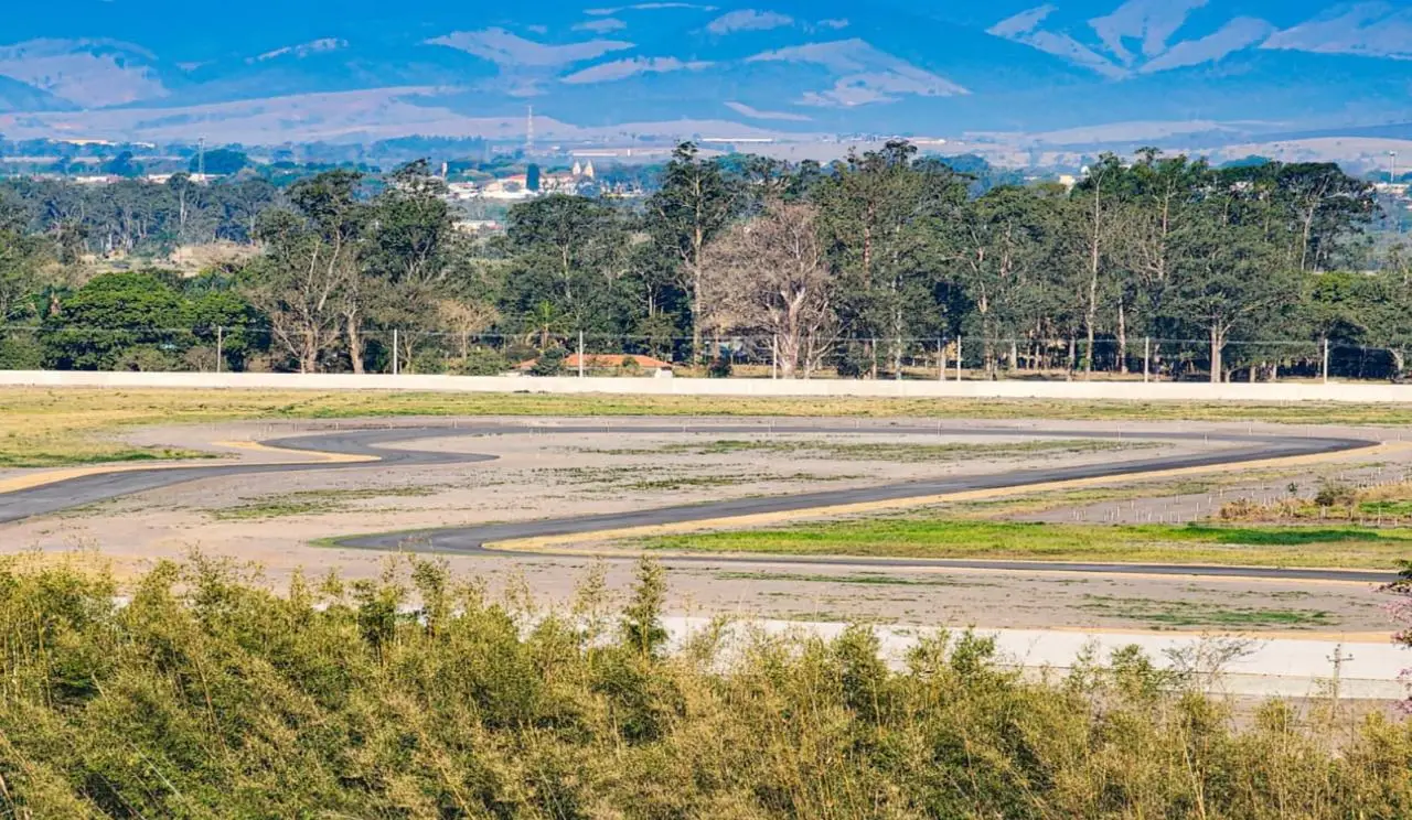 Autódromo de Tremembé recebe mural artístico de 400 metros 