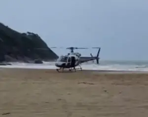 Helicóptero Águia resgata turista na Praia Bonete, em Ilhabela