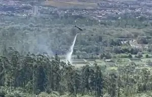 Bombeiros combatem incêndio no Banhado em São José dos Campos