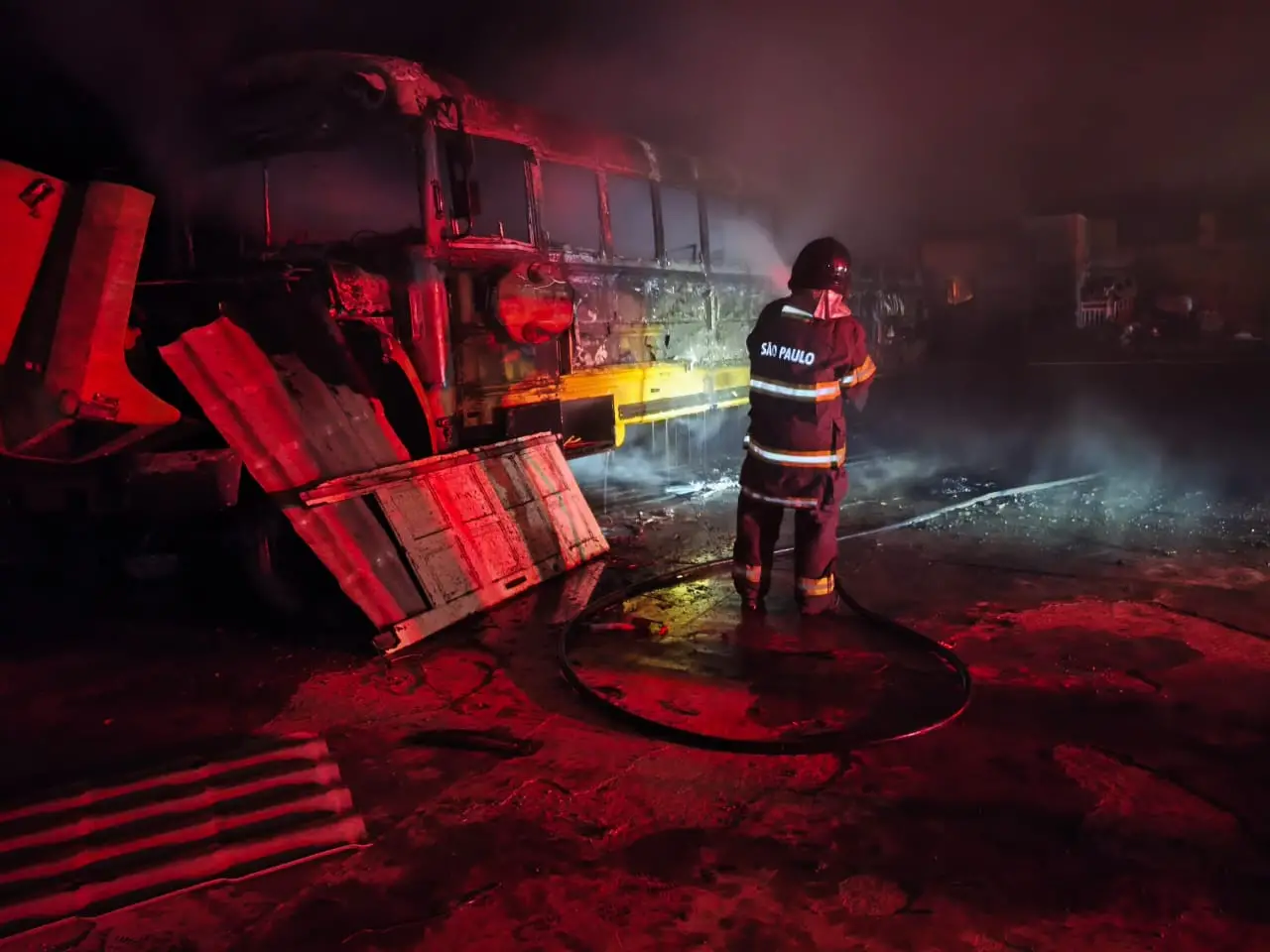 Incêndio em ônibus abandonado mobiliza bombeiros em Ubatuba 