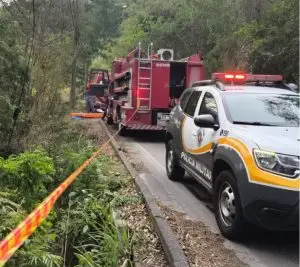 Motociclista de 41 anos morre ao cair em ribanceira na Rio-Santos, em São Sebastião