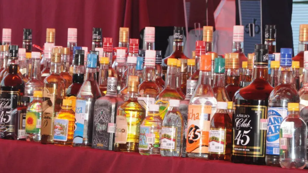 Fiscalização contra bebidas adulteradas em bares e mercados tem reforço do Procon