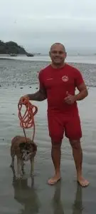 Idoso e cego, cão fica preso em banco de areia e é salvo por bombeiro em Caraguá!
