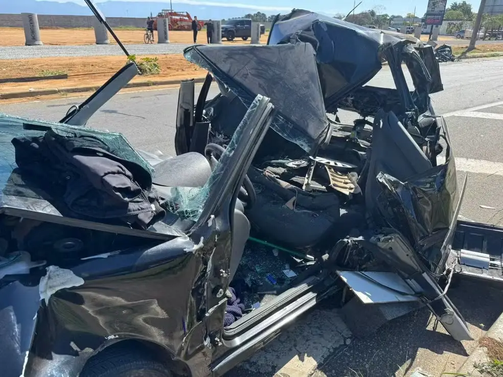 Casal é resgatado, consciente, das ferragens de carro após acidente em Taubaté