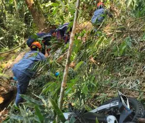 Casal em moto cai em ribanceira de 100 metros na serra da Oswaldo Cruz; mulher morre!