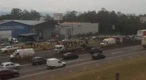Acidente na Dutra em Taubaté envolve carreta e carro; faixas interditadas e atendimento em andamento.