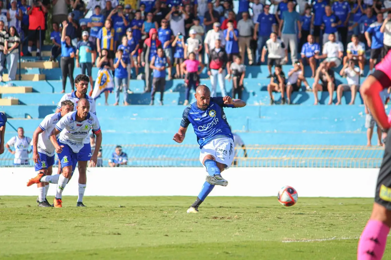 Volante Danilo Fidélis fica no São José até 2026
