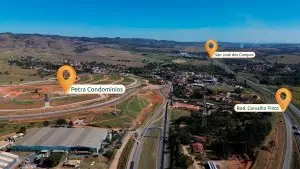 Imagem ilustrativa do lago do Petra Condomínios - um dos benefícios do condomínio fechado.