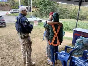 Pai e filho se encontram durante peregrinação na Via Dutra